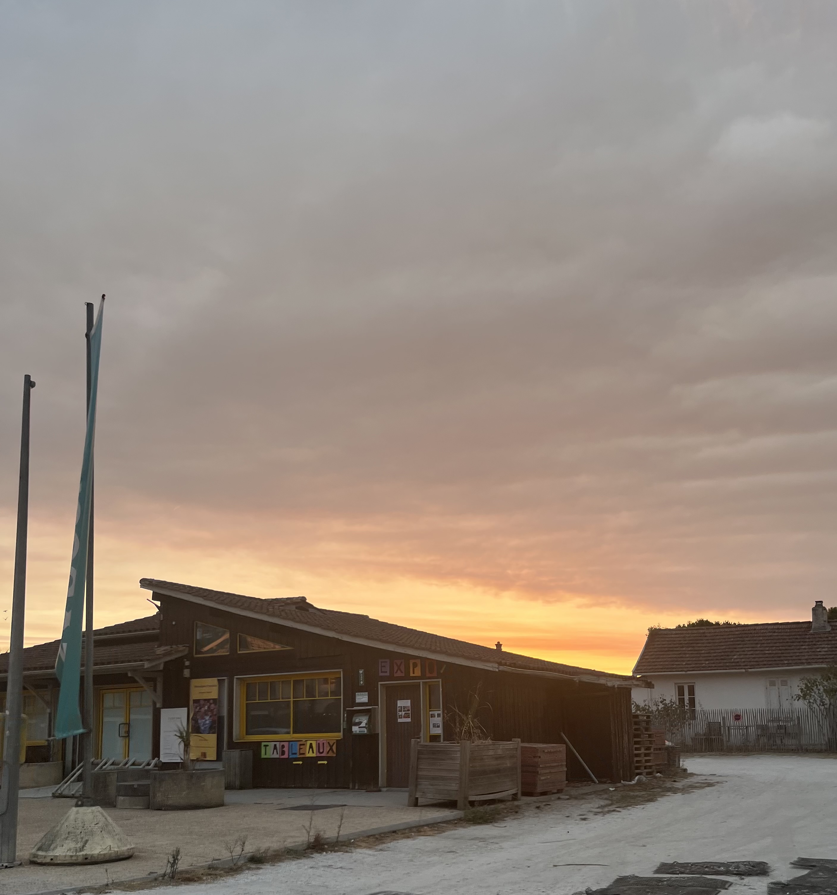 La cabane d'exposition au Canon sous un ciel embrasé, exposition interrompue par l'incendie, Véronique Françaix